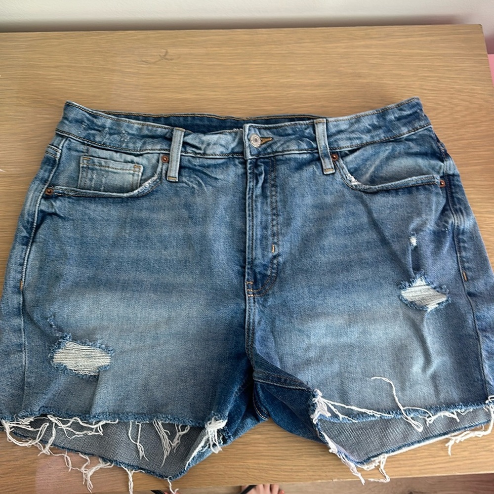 Size 16 O.G. Straight high rise old navy shorts. Great condition barely worn